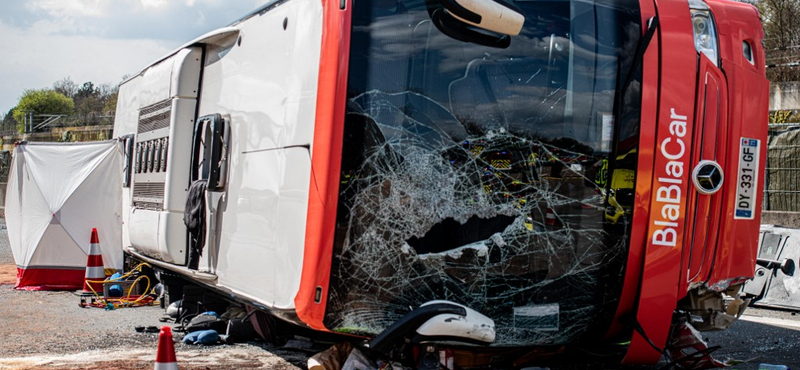 Ketten meghaltak egy buszbalesetben Belgiumban, a sofőr bedrogozva vezetett