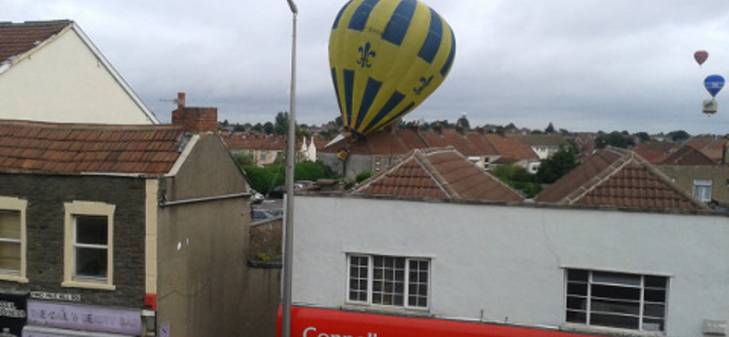 Fotó: háztetőkre zuhant egy hatalmas hőlégballon