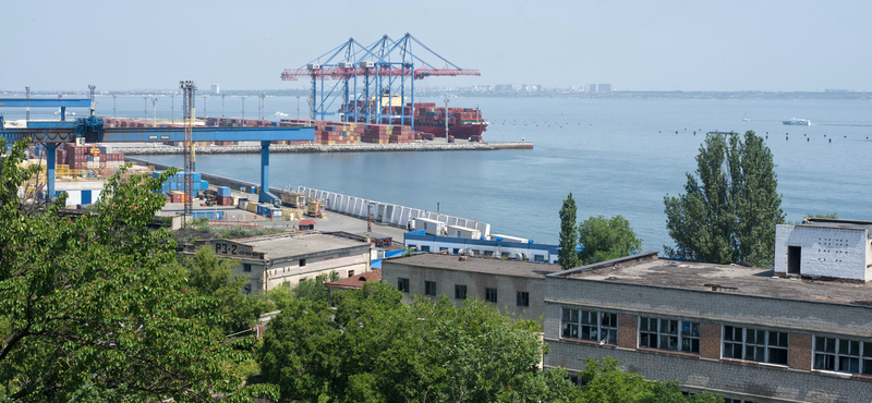 További élelmiszer-drágulást okoz az Ukrajnában ragadt több tucat kereskedőhajó ügye