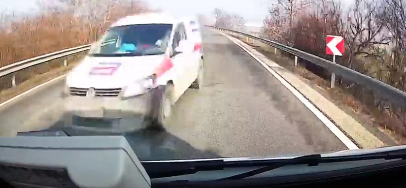 Kézilabdacsapat ült a kisbuszban, amely hajszálnyira volt a frontális ütközéstől – videó