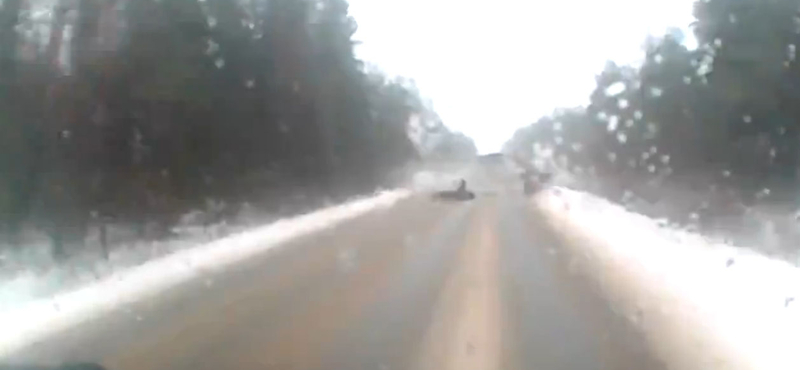 Mi marad egy Ladából, ha autóbusszal ütközik? - videó