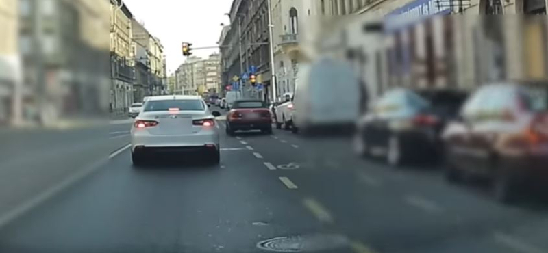 Ismét feltűnt a piros Astra, amelynek vezetője lényegében szabályok nélkül autózik – videó