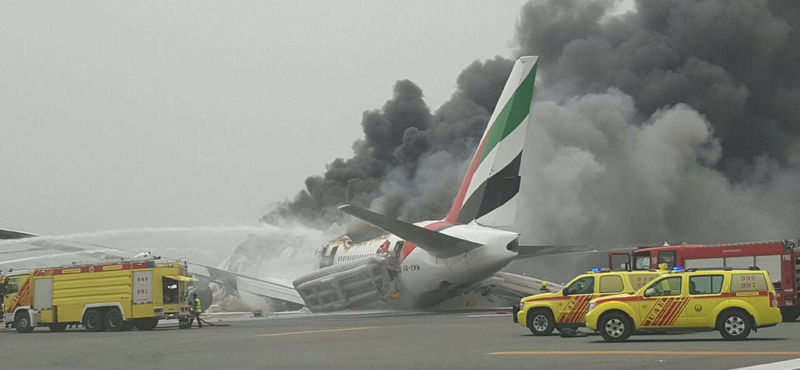 Meghalt egy tűzoltó a Dubajban kigyulladt Emirates-gép oltásakor