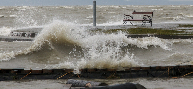 310 milliárdnyi fejlesztést vontak el a Balatontól