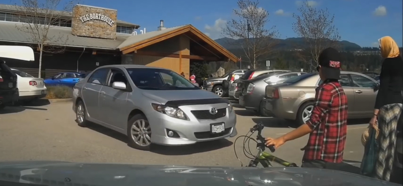 Ennél dühítőbb parkolási trükköt még biztosan nem látott – videó