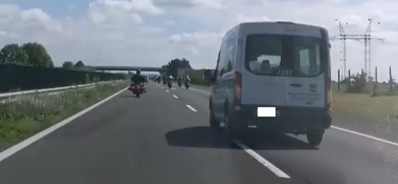 Az M3-as autópályát elfoglaló motorosok miatt szabadult el a kommentháború a Facebookon