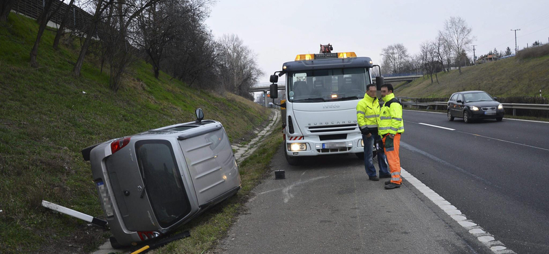 Fotó: árokban kötött ki egy Suzuki az M3-ason