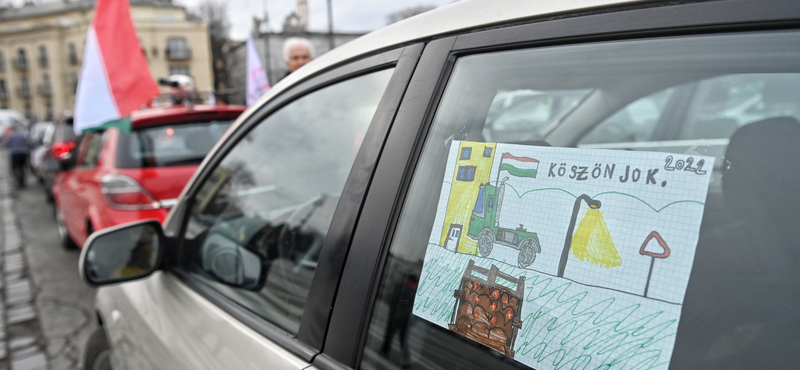 Elindult a Hősök teréről a tanárok melletti autós demonstráció – videó