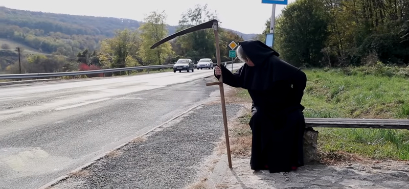 „Ne adj esélyt a kaszásnak!” – a halálnak öltözött Badár Sándorral kampányol a rendőrség – videó