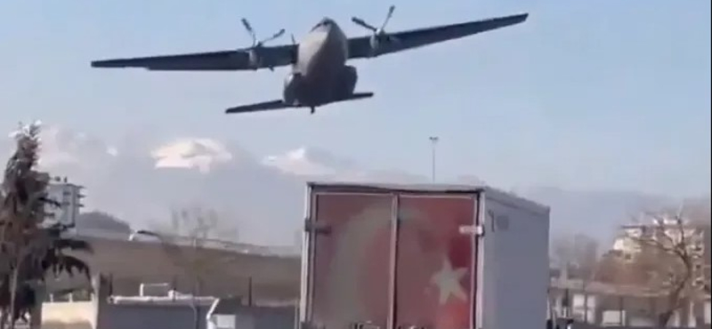 Hajmeresztően közel volt kényszerleszállás közben egy autópályához a török katonai gép – videó 