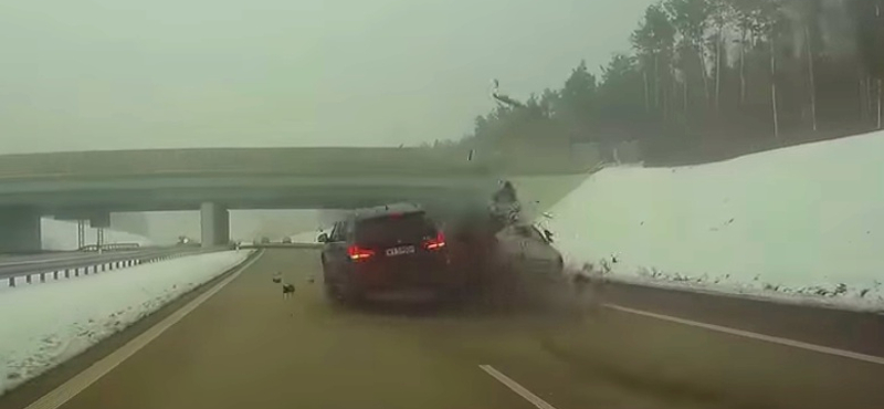 Ki hibázott nagyobbat: a BMW-s vagy a belső sávban haladó autós ennél a balesetnél? – Videó