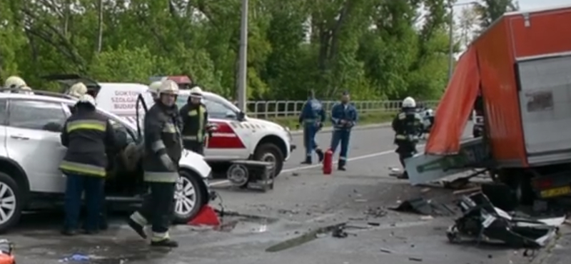 Így szabadították ki az autóba szorult sérültet Csepelen - videó