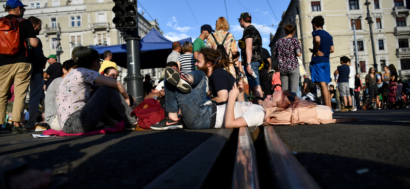 Több ezres tüntetés kontra kétszínű baloldal – a tegnapi tüntetés a mai lapokban