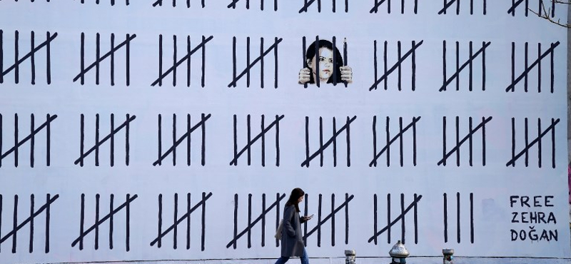 Óriásgraffitivel hívja fel a figyelmet Banksy a bebörtönzött kurd festőnőre – fotó