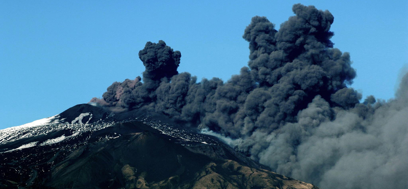 Repülőteret is lezártak a kitörő Etna miatt – fotó, videó