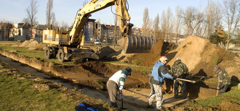 Milliókkal tartoznak, de csak hitegetnek