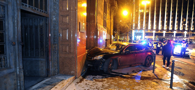 Nekicsattant egy Porsche a Belügyminisztériumnak