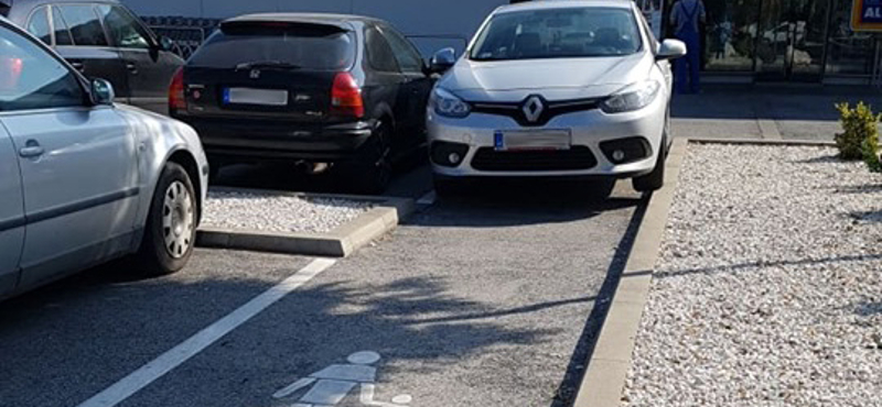 A nap fotója: nehezen, de csak sikerült beparkolni a gyalogossávra