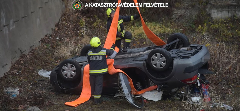 Öt méter mély munkagödörbe zuhant egy autó a XIII. kerületben, a tetején állt meg – videó a mentésről