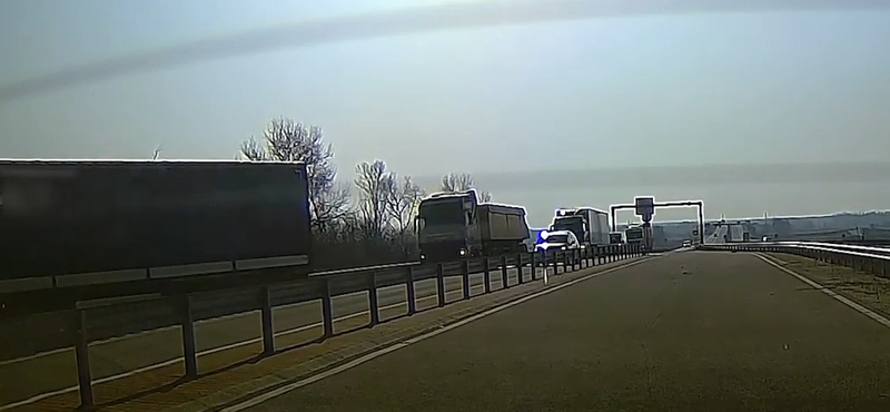 Főúton tolató kamiont fogtak a rendőrök, nem múlt sokon a tragédia – videó