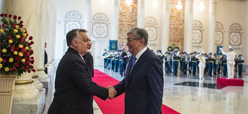 Birodalmi pompa fogadta Orbánt Kazahsztánban