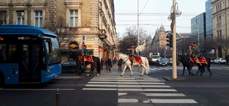 Huszárok léptettek át a körúton a reggeli csúcsban