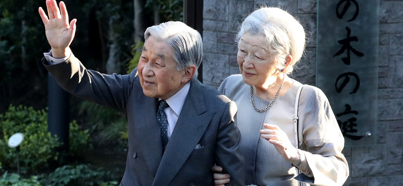 Rítusokkal búcsúzik a japán császári pár a tróntól