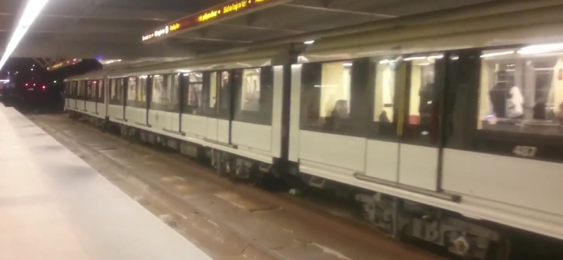 Így csúszkált a 2-es metró a Pillangó utcánál már péntek este is – videó