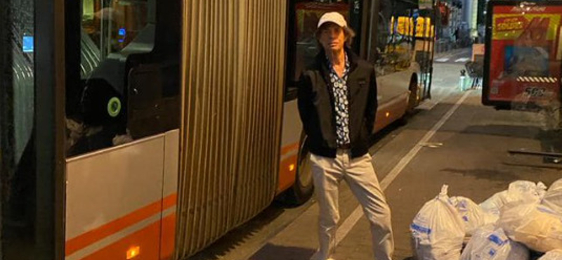 Mick Jagger egy halom szemét mellett pózol Brüsszelben