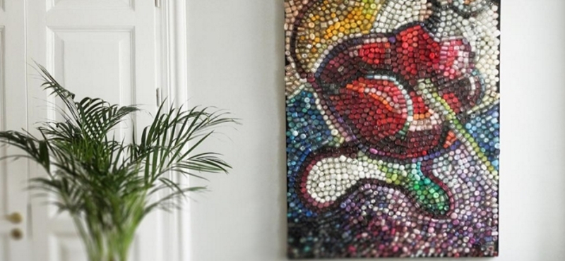 Egészen elképesztő: 5000 üveg körömlakkból készített gyönyörű festményt a fiatal művész