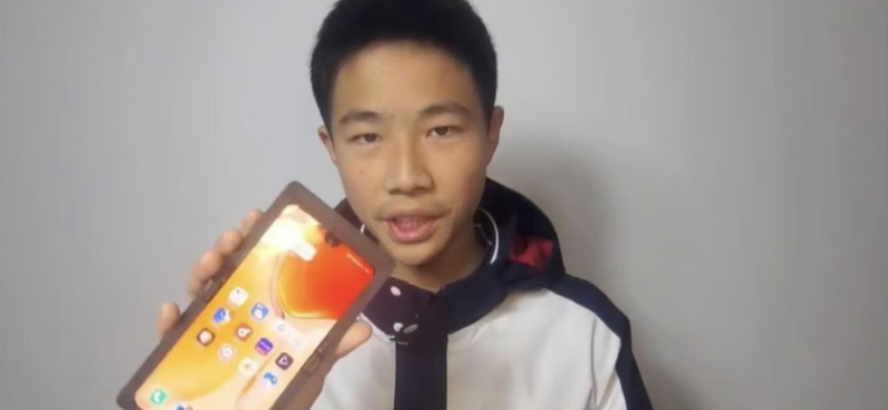 Samsung? Google? Ugyan! Saját összehajtható telefont készített egy diák