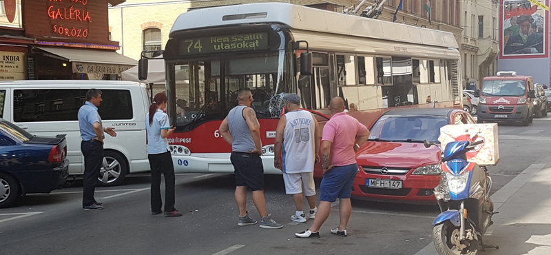 Rosszkor kinyíló kocsiajtó blokkolta a 74-es trolit - fotó