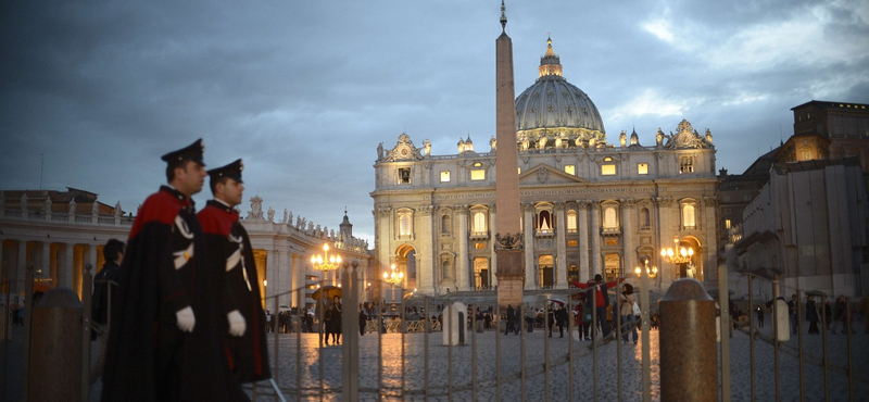 Pucéran mászott fel a Szent Péter-bazilika főoltárára egy férfi, így tiltakozott