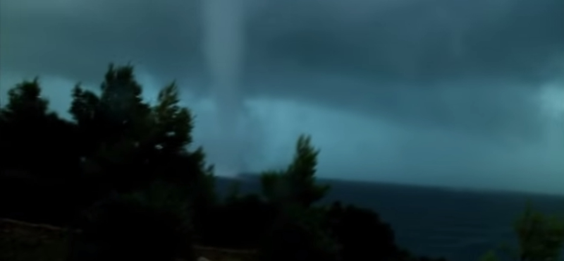 Videó: "Azonnal gyertek ki a vízből!" – Tornádó volt egy horvát üdülőhelyen