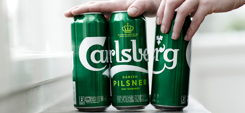 "Papírüvegekre" és összeragasztott sörösdobozokra vált a Carlsberg