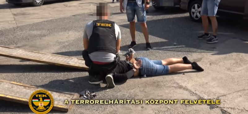 Bajai drogkereskedőkre csapott le a TEK, videókon az akció