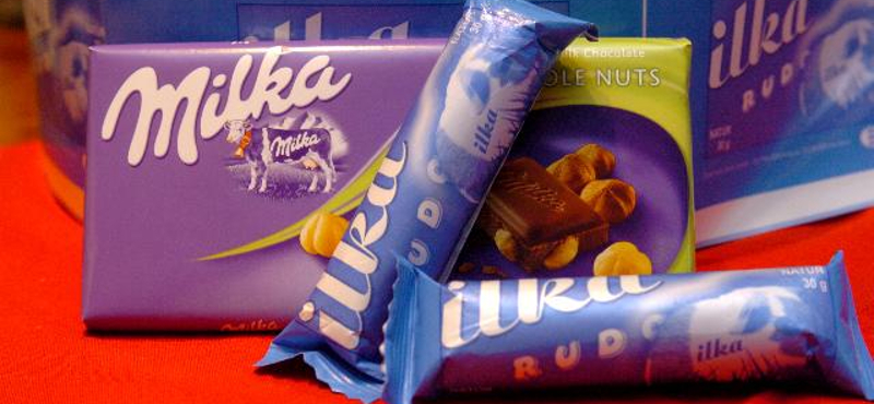 Két kézzel, szinte ingyen szórja a NAV a Milka csokit