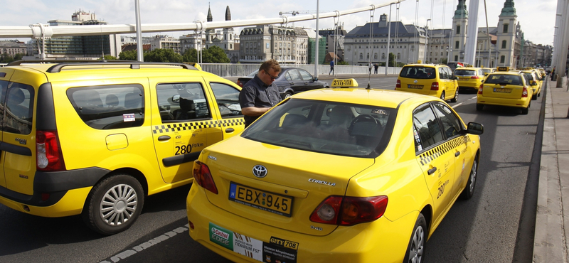 Befejeződött a taxistüntetés az Erzsébet hídon