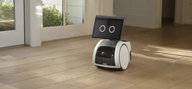 Házi robotot készített az Amazon – itt a kamerával járőröző Astro