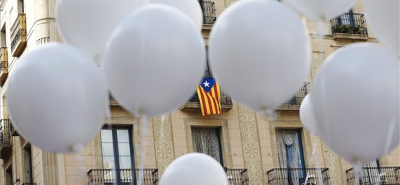 Madridban és Barcelonában is ezrek követelték, hogy lépjenek már végre a politikusok