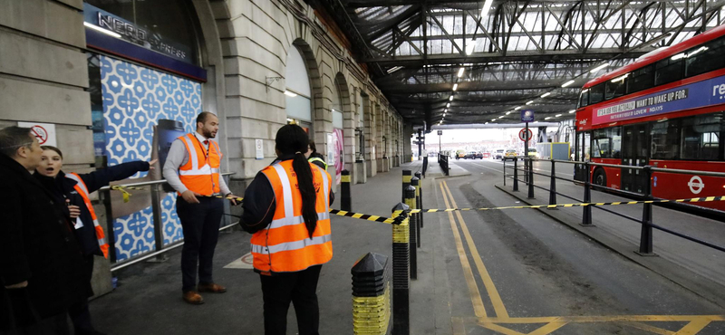 Két férfit keres a rendőrség, gázsprayt fújtak a londoni metrón