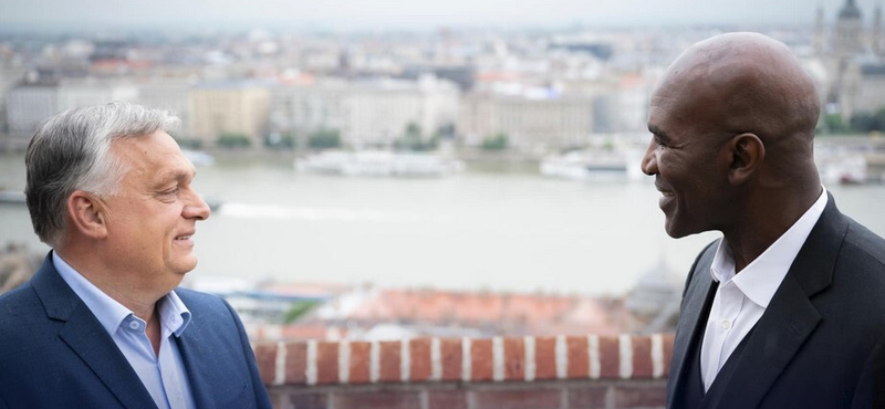 „Harcosok klubja” szveggel tette ki Orbn Viktor a Facebookra, ahogy megmutatja a Duna vizt Evander Holyfieldnek