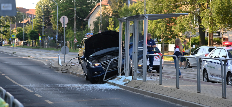 Villamosmegállót zúzott össze egy Audi Kispesten - fotó