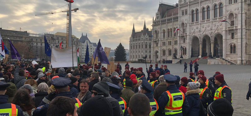 Lökdösődésben végződött a tüntetés, a Kossuth térre nyomulnak a demonstrálók