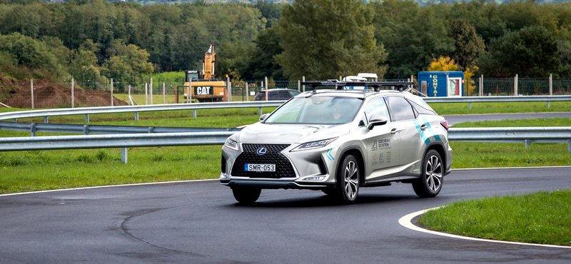 60 km/h-ra gyorsítottak egy kéttonnás autót, de úgy, hogy 100 km-rel arrébb ült a sofőr