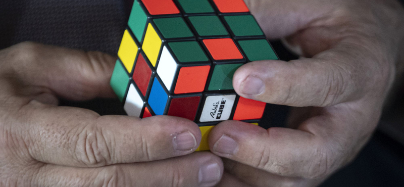 Érdemes megnézni a videót, már amennyi látszik rajta: 0,305 másodperc alatt rakta ki a Rubik-kockát egy robot, ez új világrekord