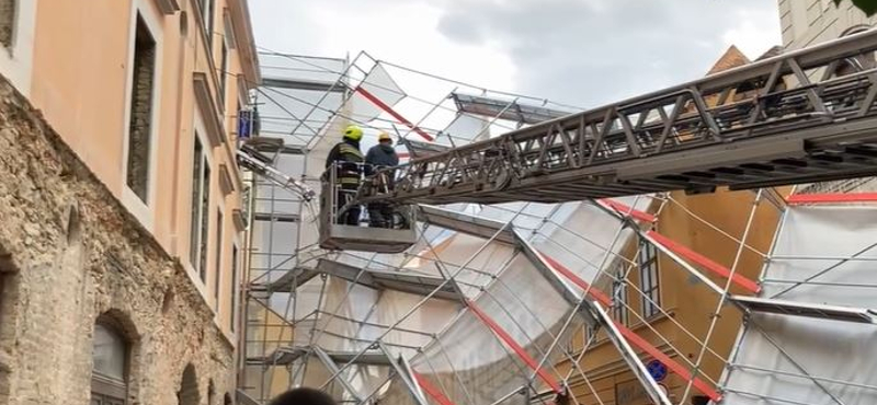 Ledöntötte a szél a pécsi Aranyhajó Fogadó állványzatát