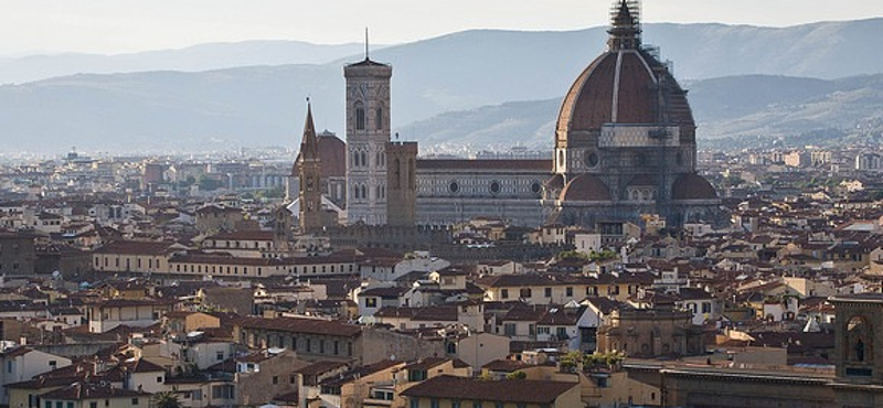 Firenze nem akar Mekit a Dóm téren, milliárdokra perlik