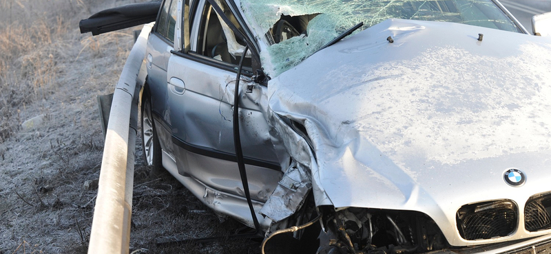 Egy BMW is összetört a 4-es főúton történt karambolban – helyszíni fotók