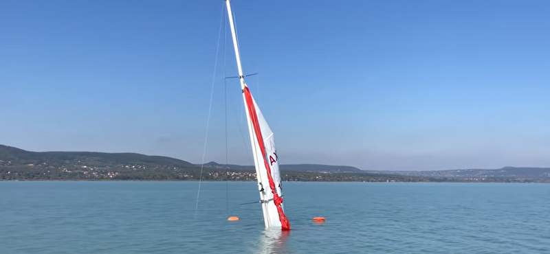 Ballonokkal mentettek ki egy vitorlást a Balatonból, videó is van róla